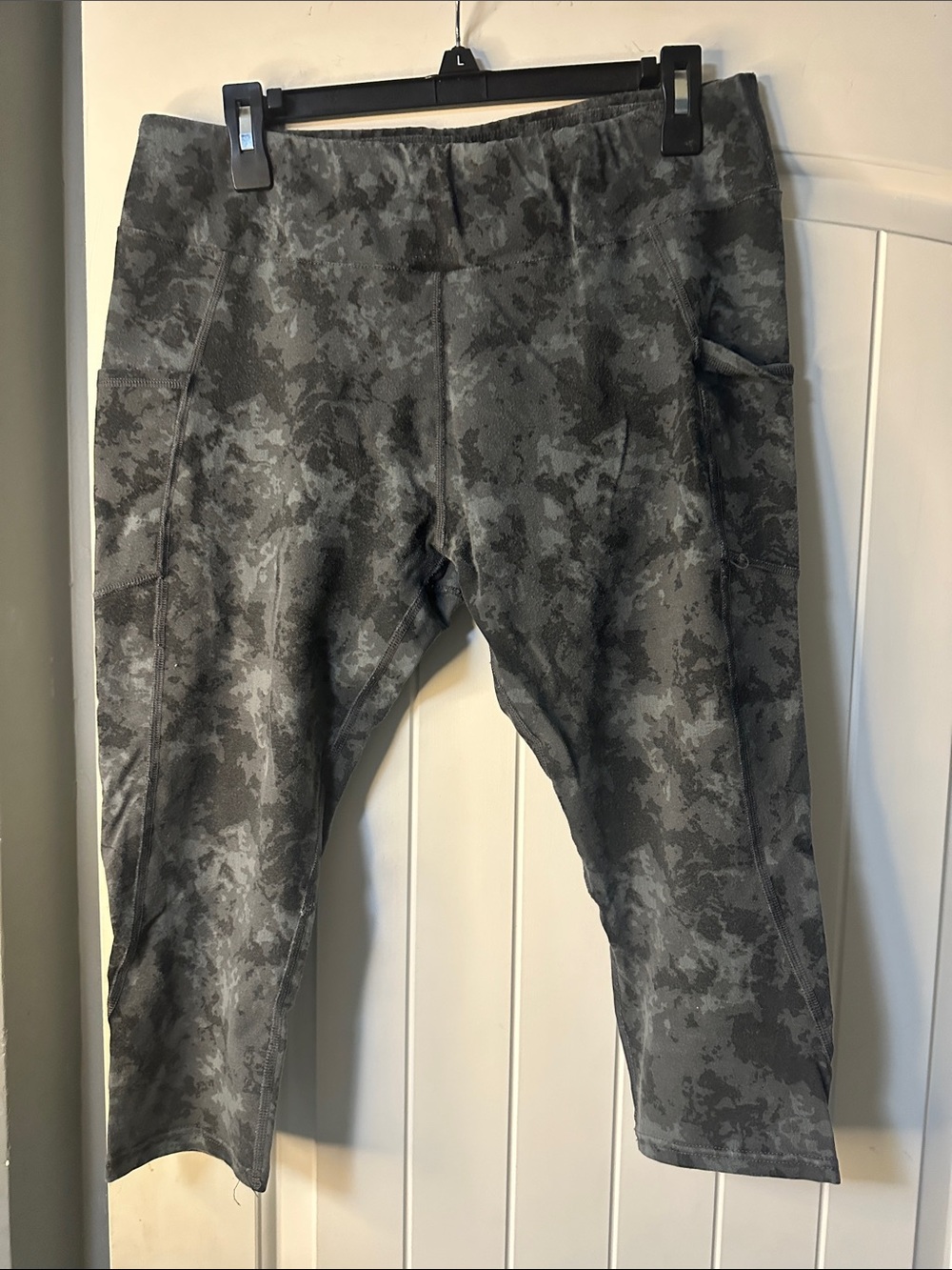 Pact XL Gray Camo Athletic Capri Leggings